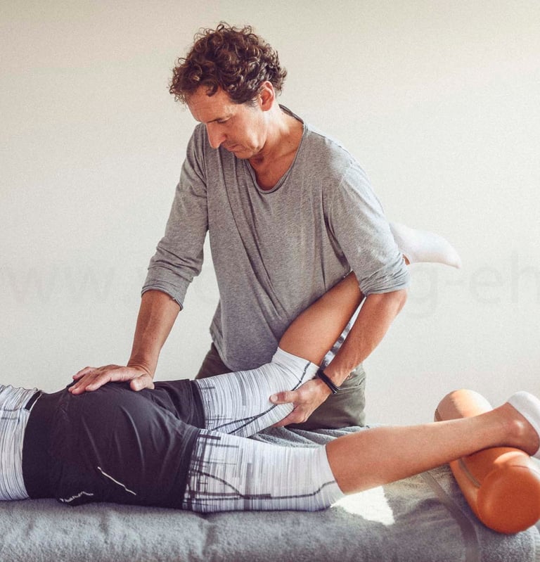Therapie mit Patienten auf der Therapieliege