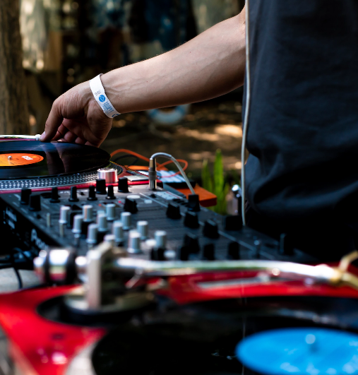 dj using Technics turntables with vinyl