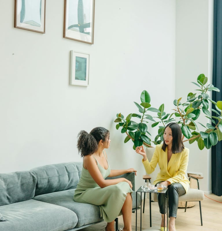 Deux femmes assises dans un salon