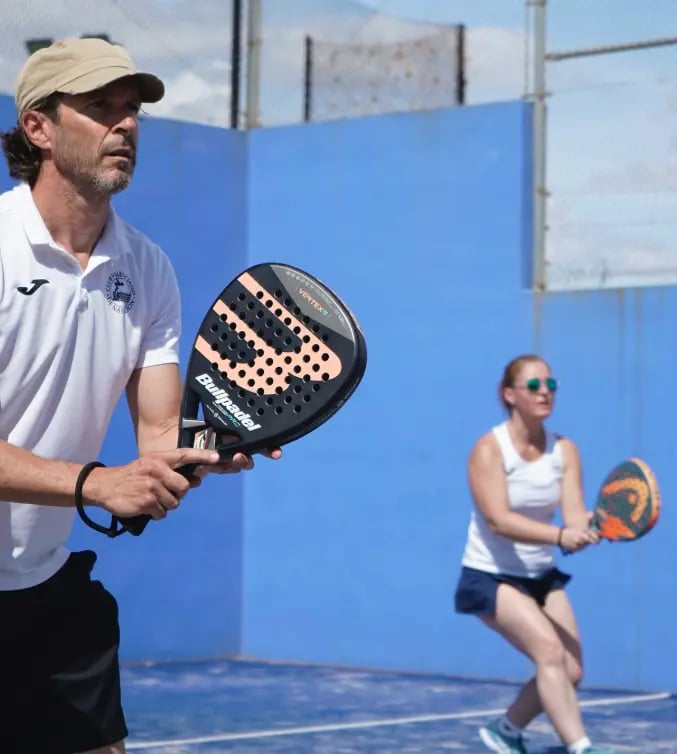 pareja del club valenciano de natación jugando a pádel