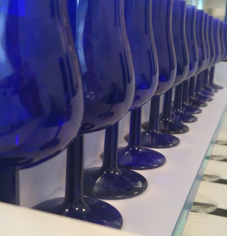 Une belle série de verres de dégustation bleus
