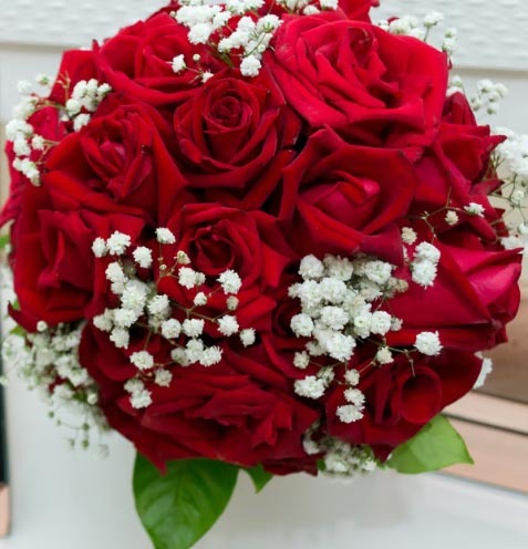 "Bouque de noiva e arranjo de flores"