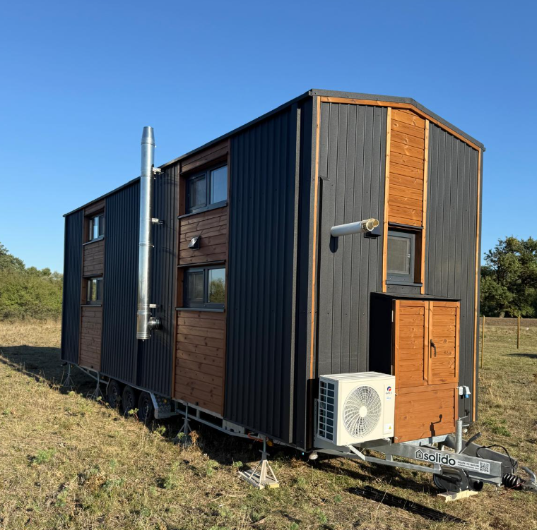 fekete téliesített Tiny house