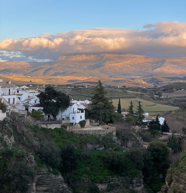 hegyi falu fehér házakkal