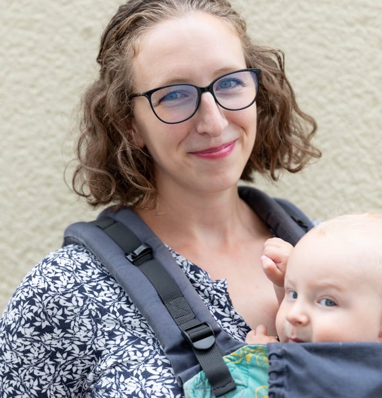 Elementarpädagogin mit dem Baby in der Trage lädt zur Babykursen in Wien ein