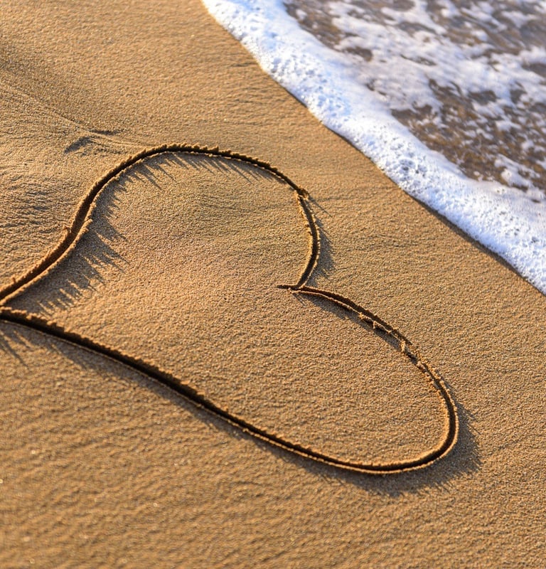 un coeur dessiné dans le sable