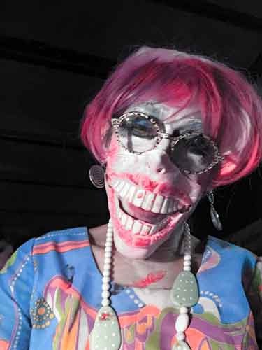 David Noir • une femme avec d'immenses dents et des cheveux rouges