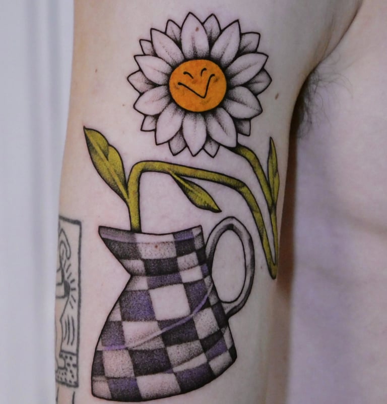 tatouage original et coloré d'un pot de fleur 