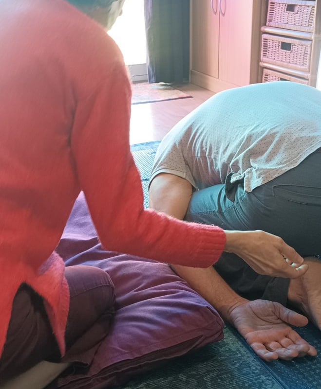 posture balasana pendant une séance de yogathérapie