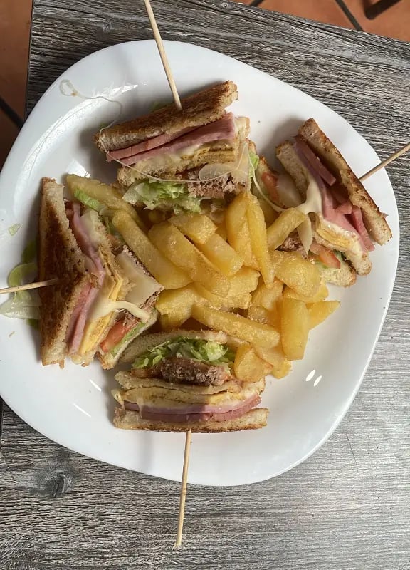 sándwich de lechuga, tomate, jamón york, queso, espárragos, beicon y tortilla francesa