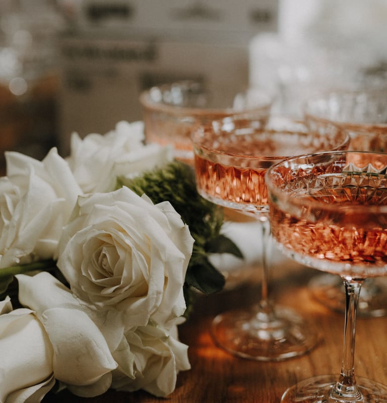 Champagner für alle! Detail-Blick auf den Empfang nach der freien Trauung, wo Gläser für Gäste und das Paar bereitstehen