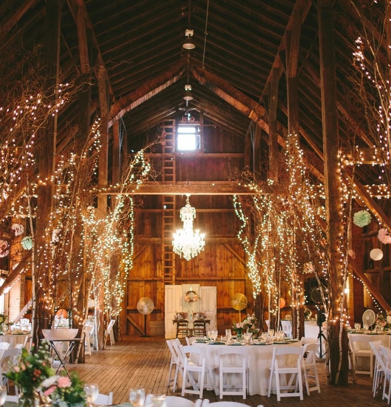 Csúr feldíszitve esküvői dekorációval