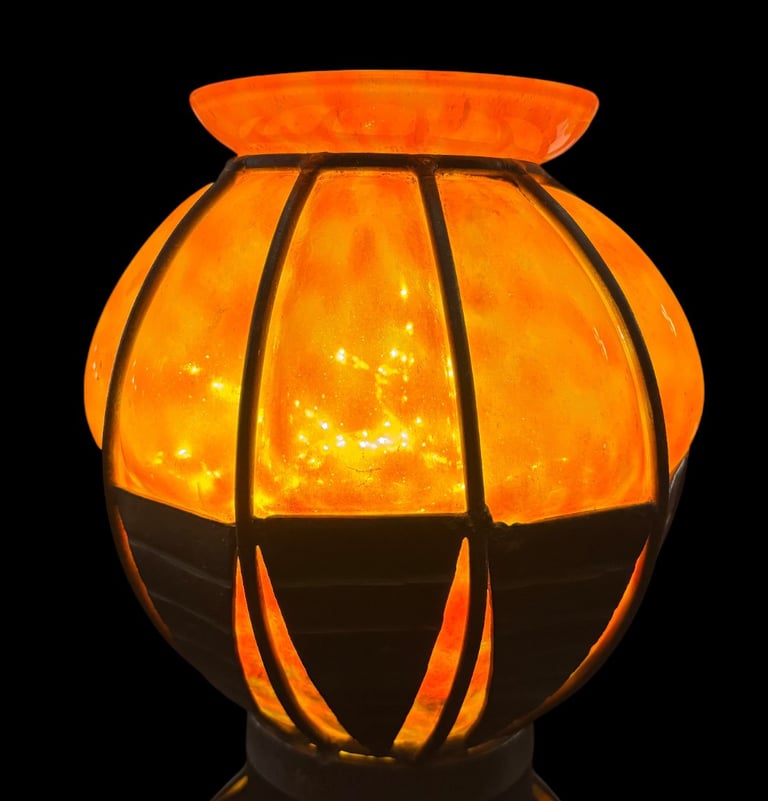 Vase à la monture de fer forgé signé Lorrain