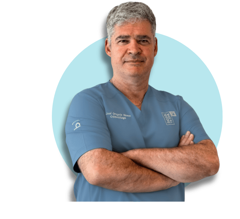 Retrato profesional del Dr. Jose Gregorio Alonso González, implantología y cirugía en Bocarriba