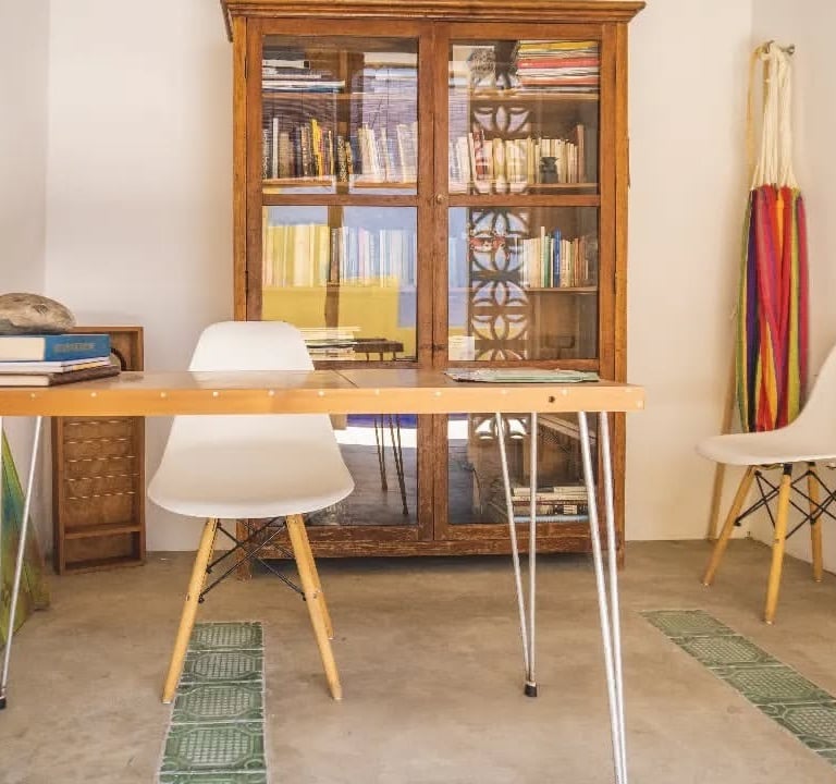 casabela area de trabajo, escritorio, silla comoda blanca, un librero antiguo