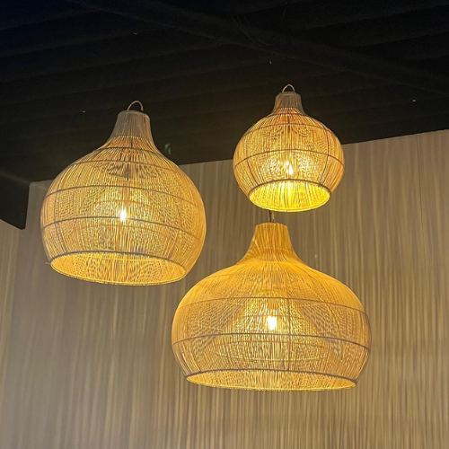 Hanglampen met een natuurlijk ontwerp en warme verlichting in een moderne ruimte.