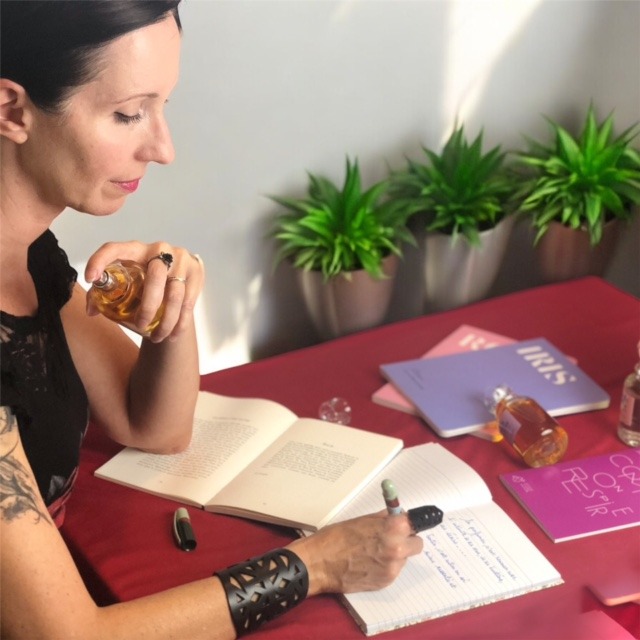 la créatrice de parfum en pleine réflexion sur son œuvre