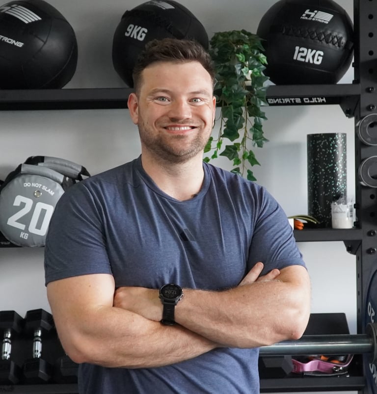 Trainer Alexander Schwenk steht vor Hantel