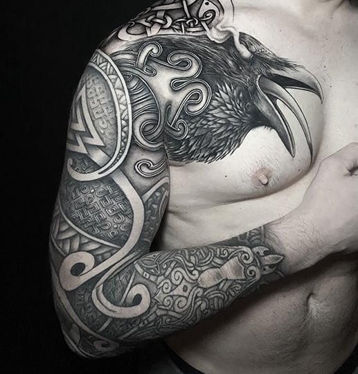 Tatouage viking bras complet avec un corbeau réaliste. Full arm viking tattoo.