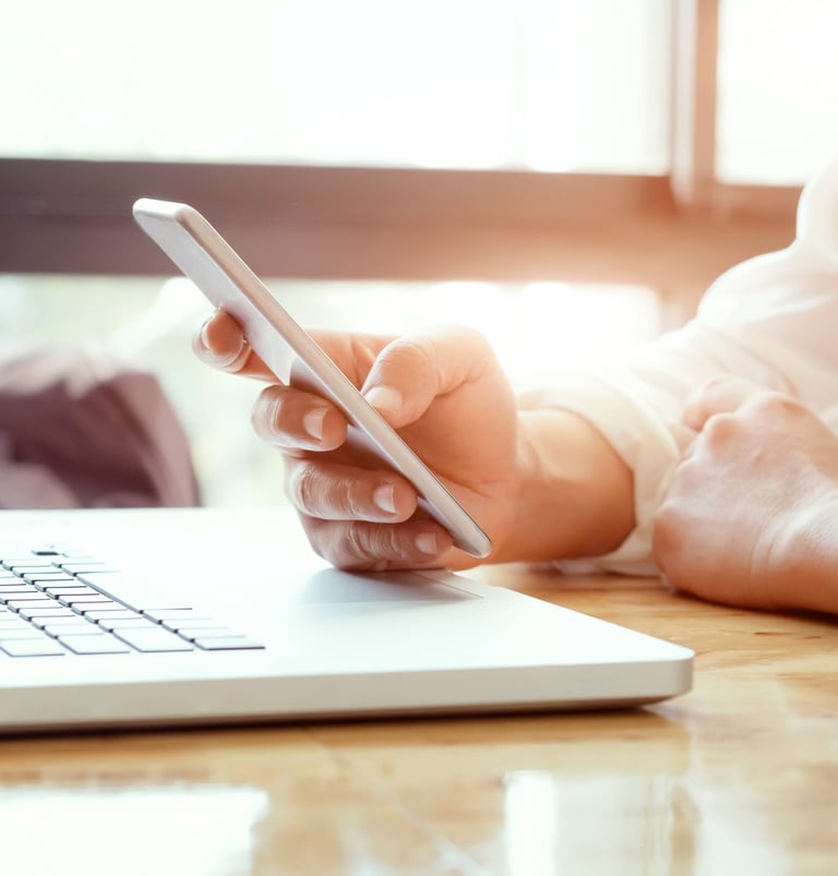 komputer i telefon do kontaktu