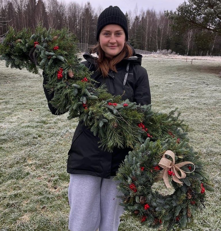 Žali akcentai - natūralios dekoracijos, girliandos, vainikai