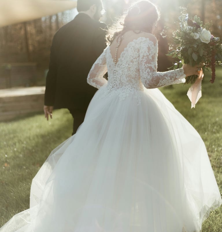 Couple de jeunes mariés