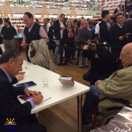 Dr. Walter Feldman autografando libro en homenaje al Dr. Cícero Coimbra.