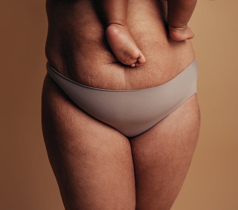 Femme en bikini portant un bébé