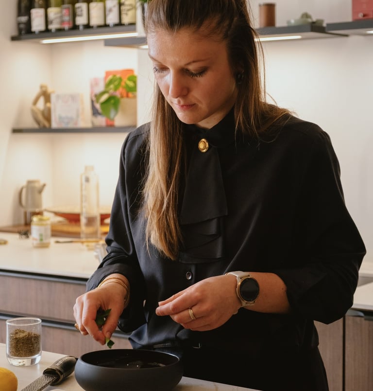 Marine Lucas lors d'un cours de cuisine