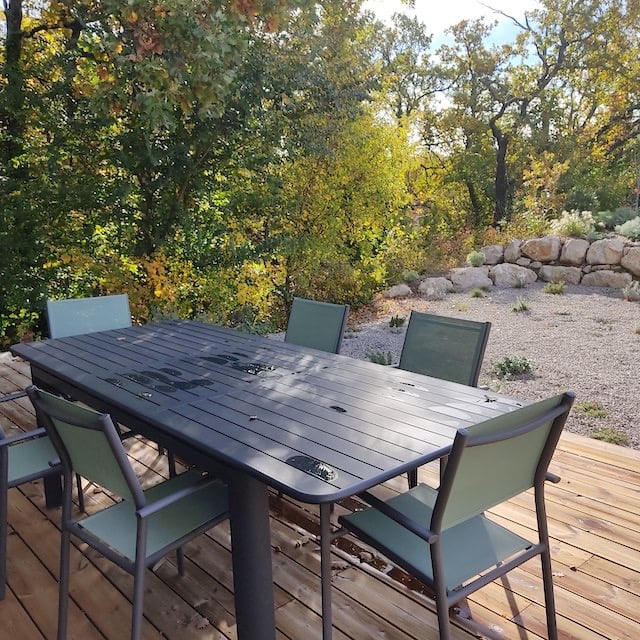 table extérieure, jardin et garrigue, meublé de tourisme confort et lumière