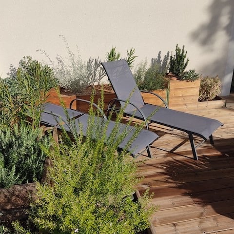 chaises longues, bain de soleil, transat, meublé de tourisme confort et lumière