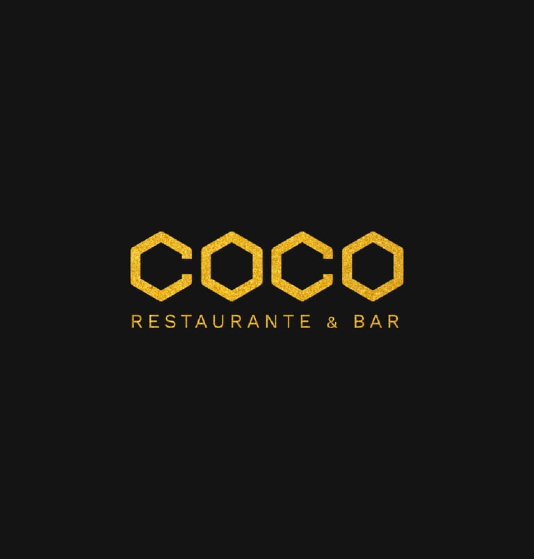 Logotipo de Coco con textura dorada aplicado sobre fondo negro