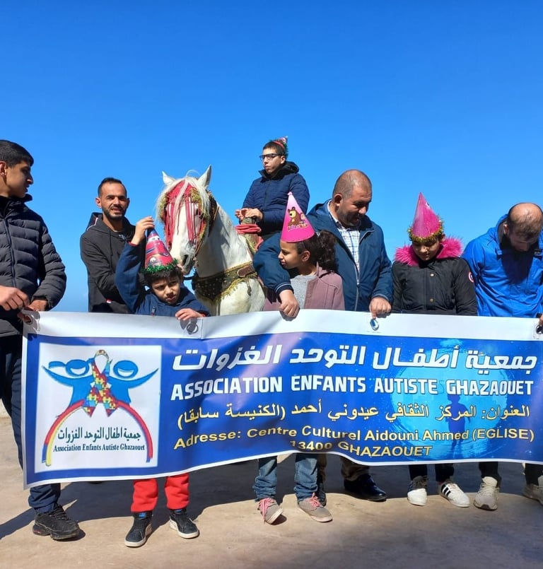 enfants autistes algérie posent avec encadrant et chevaux pour aide humanitaire