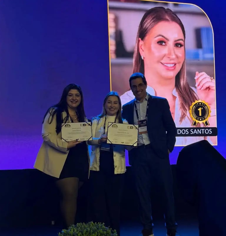 Equipe da Caran Contabilidade recebendo premiação em evento do setor contábil.