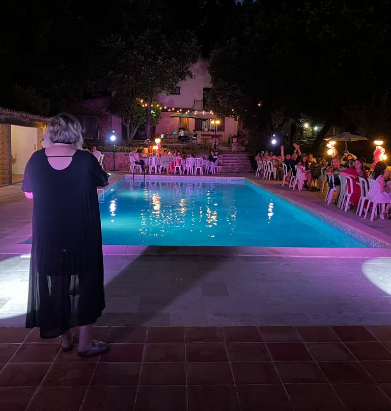 DIscours surprise au bord d'une piscine lors d'un mariage en domaine privé