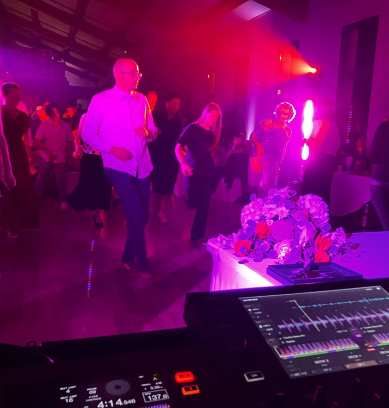 Danse du public lors d'un mariage en petit comité dans le var