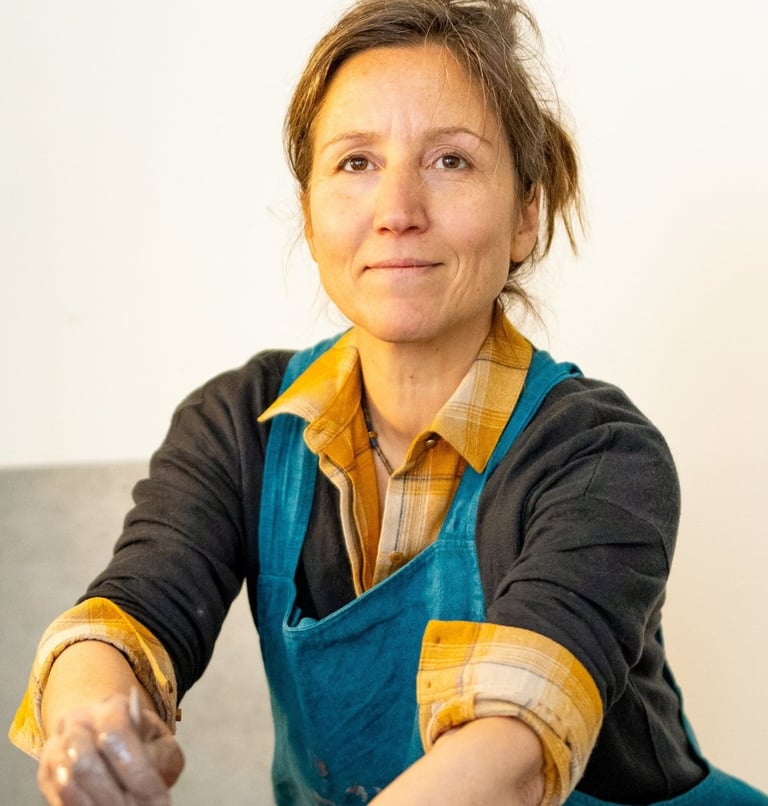 portrait estelle del céramiste dans son  atelier  de poterie
