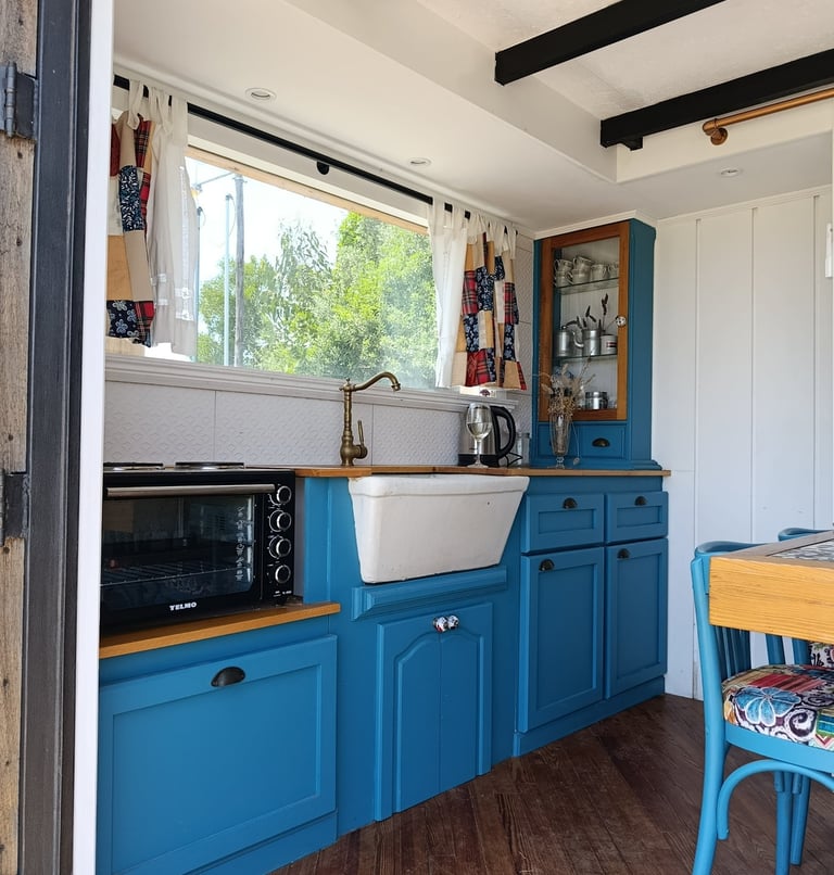 Espacio optimizado y cocina equipada de la tiny house Siestas y Olas
