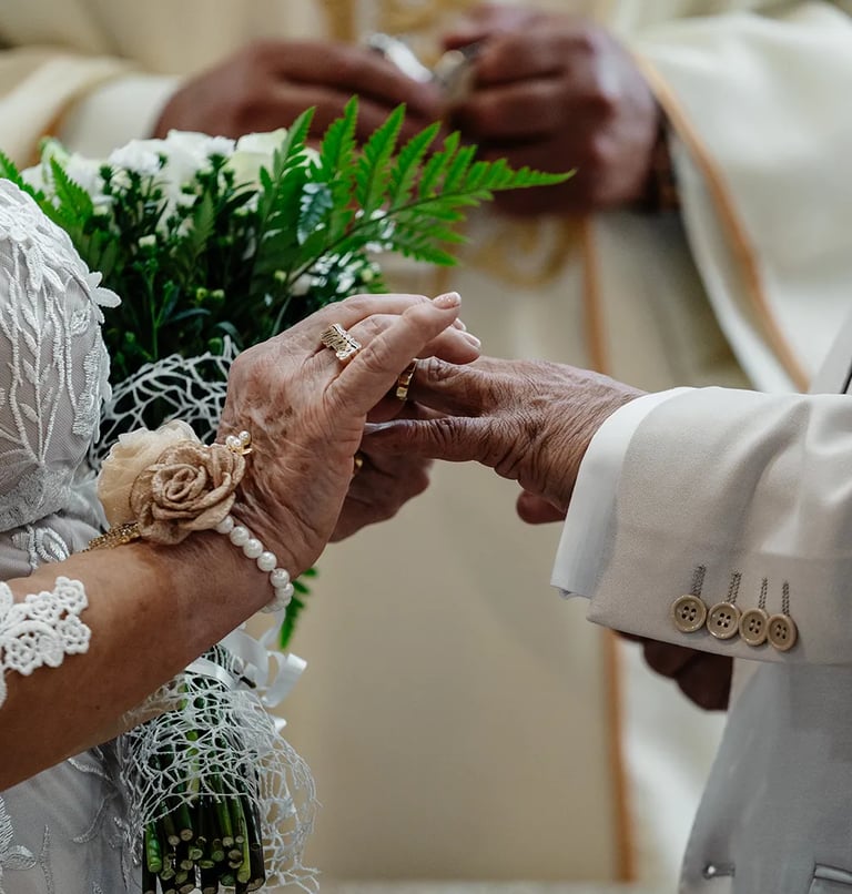 Detalle del momento en el que la novia coloca el anillo a su esposo, hecha por un fotógrafo de bodas en Quito, Ecuador