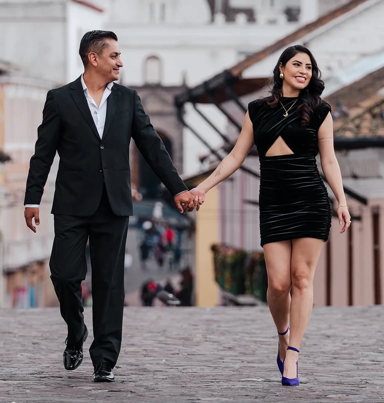 Novios caminando felices y con amor tomados de la mano por el centro histórico de Quito