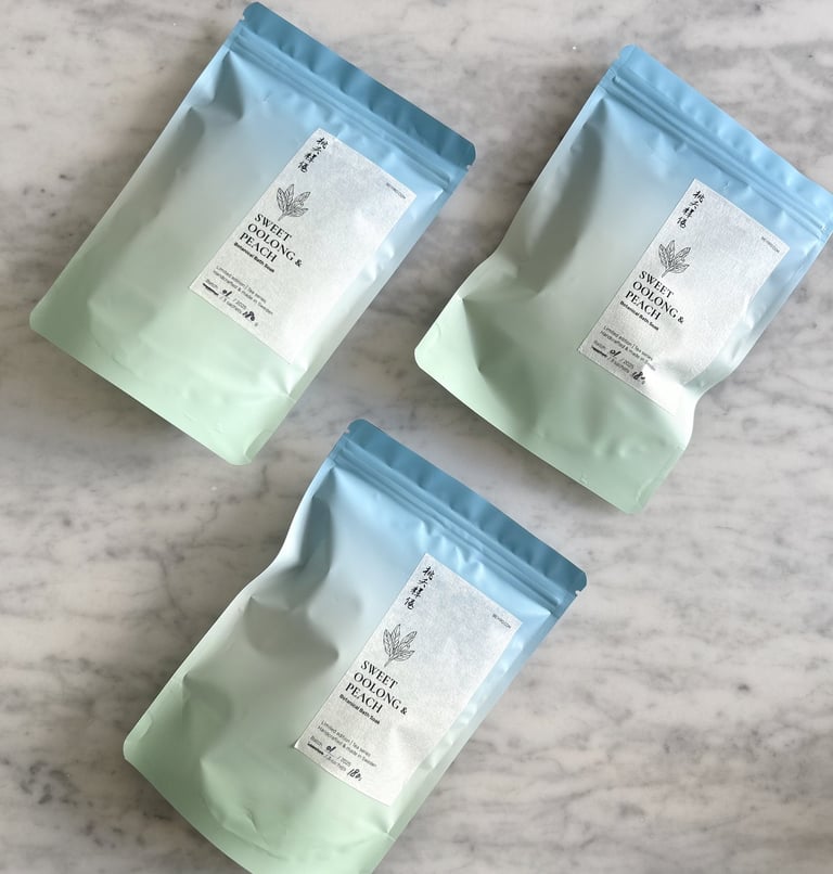 Botanical bath soak, in two sizes ( 60g or 3x60g). Featuring Sweet Oolong and Peach bath soak sachet