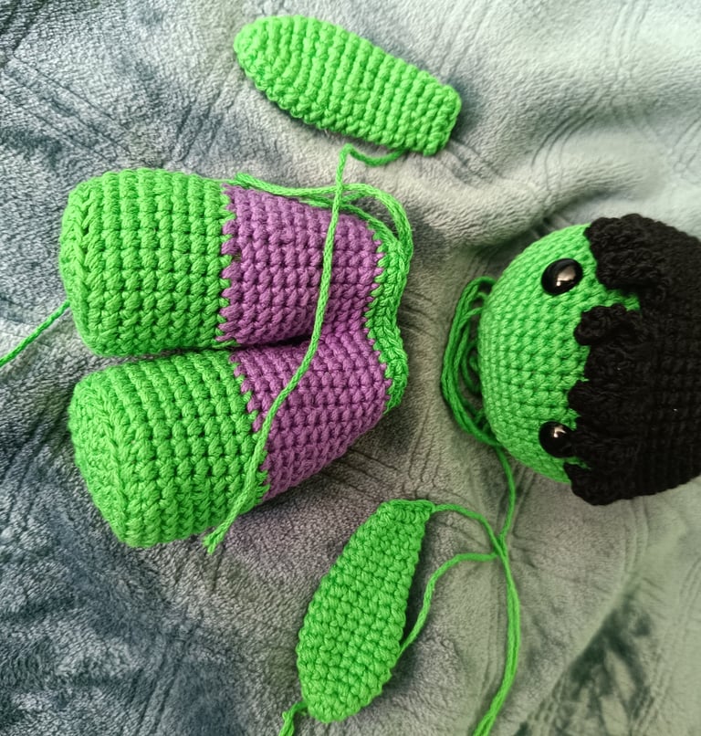 Amigurumi de Hulk de crochet verde con morado