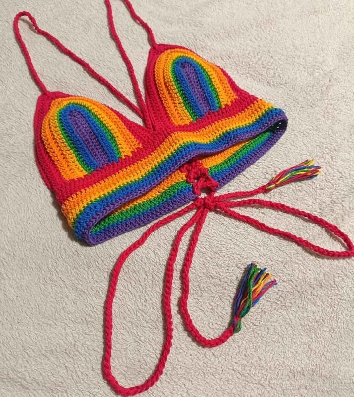 Top de bikini arcoíris tejido a crochet pride