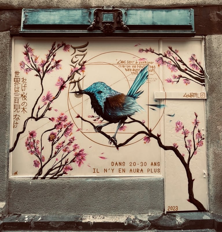 un graffiti avec un oiseau sur une branche et des fleurs roses