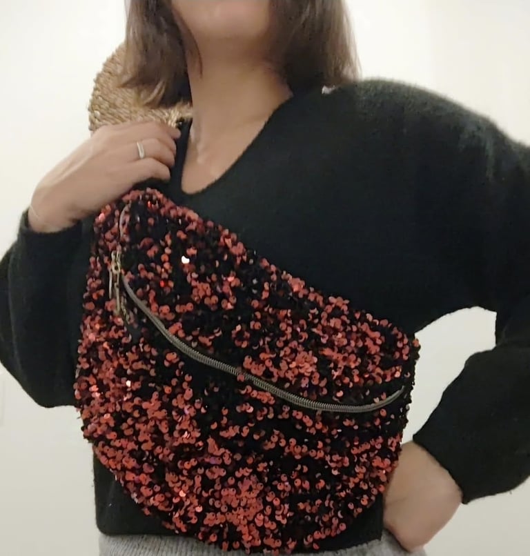 un sac banane fait main à sequin porté en bandouillère par une femme