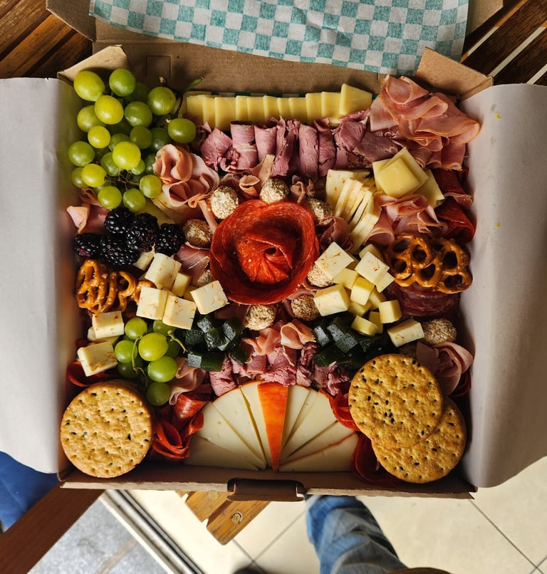 tabla de carnes frias y quesos para tres personas con frutos rojos