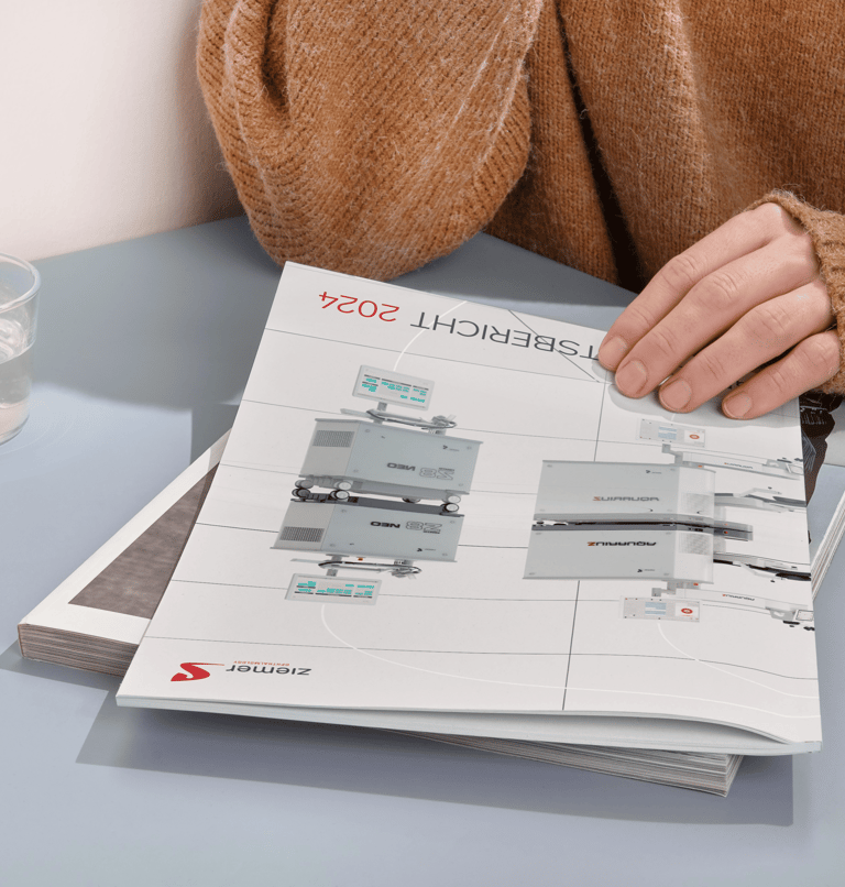 Eine Person, die den Geschäftsbericht 2024 von Ziemer durchsieht.