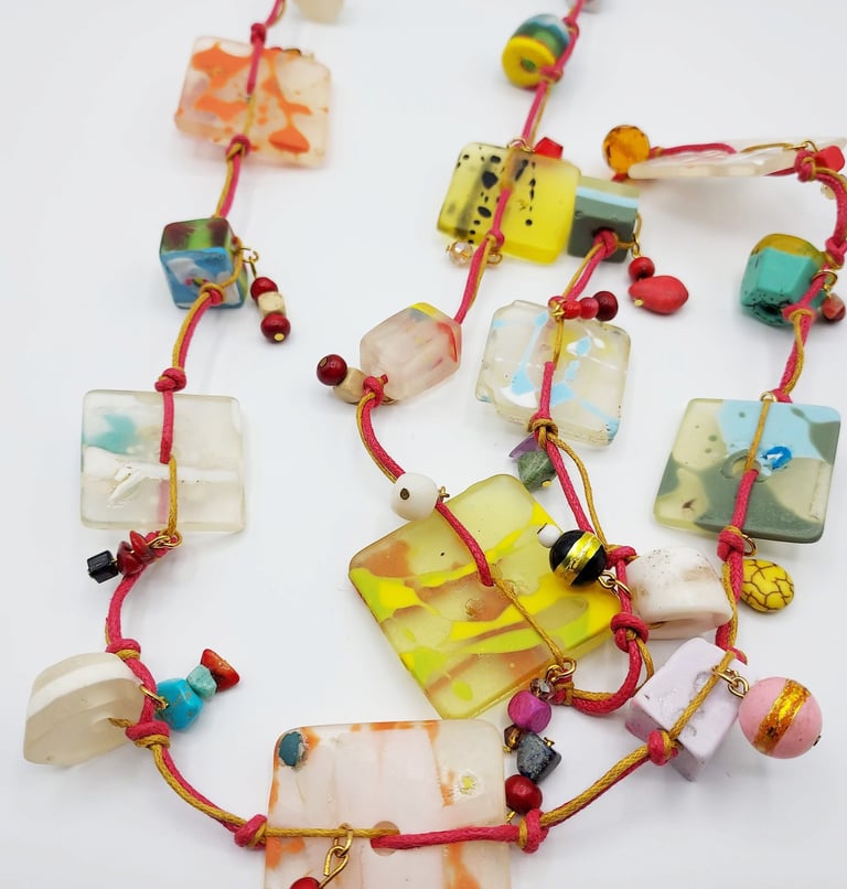 C'est un long collier très coloré réalisé en résine.