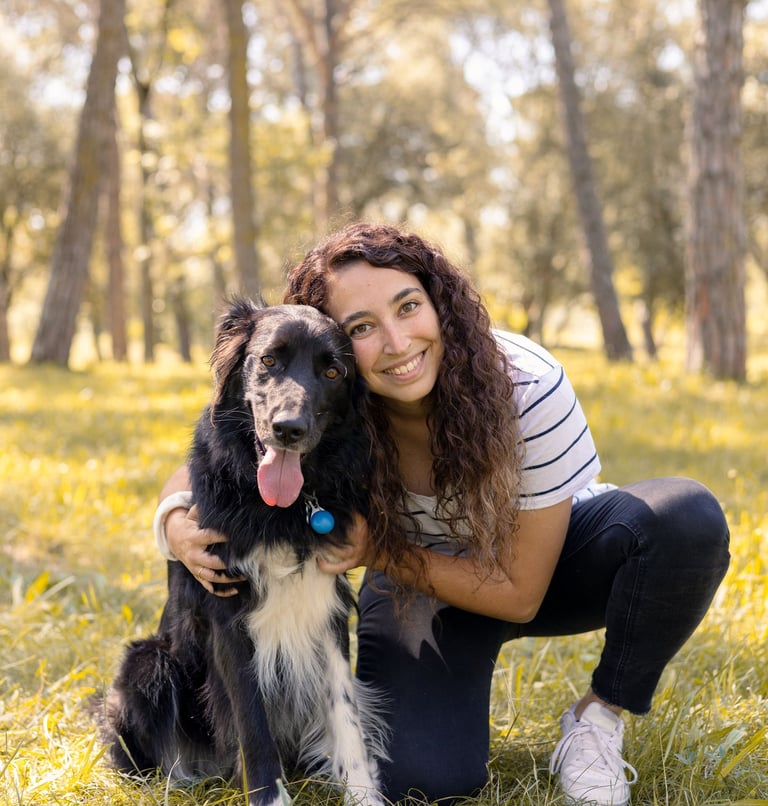 Sessió de fotos de mascotes a Girona amb un gos i una dona en un entorn natural exterior