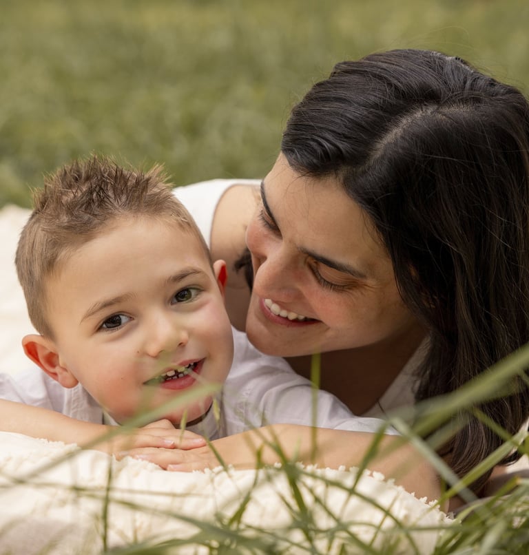 Retrat de mare i fill en una sessió de fotos familiar a Girona en entorn natural exterior